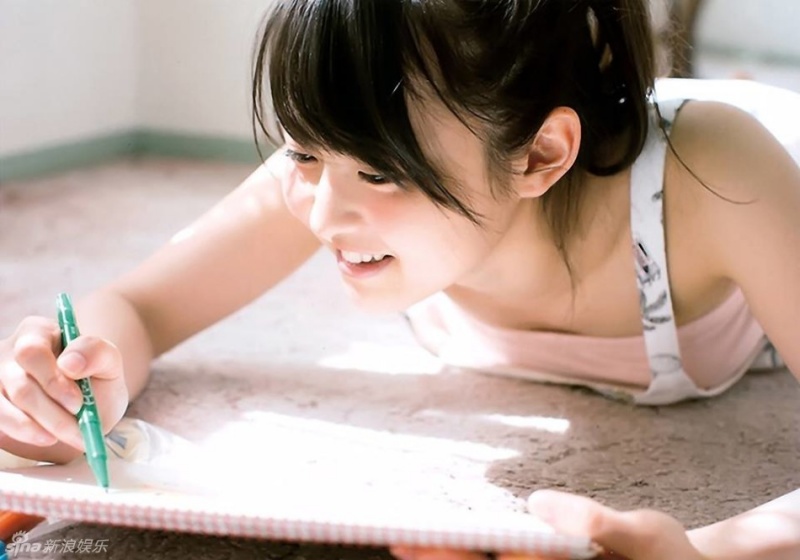 日本少女偶像清新阳光 表情搞怪可爱