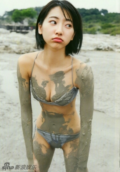 日本女星口味重 拍性感写真泥巴糊满身