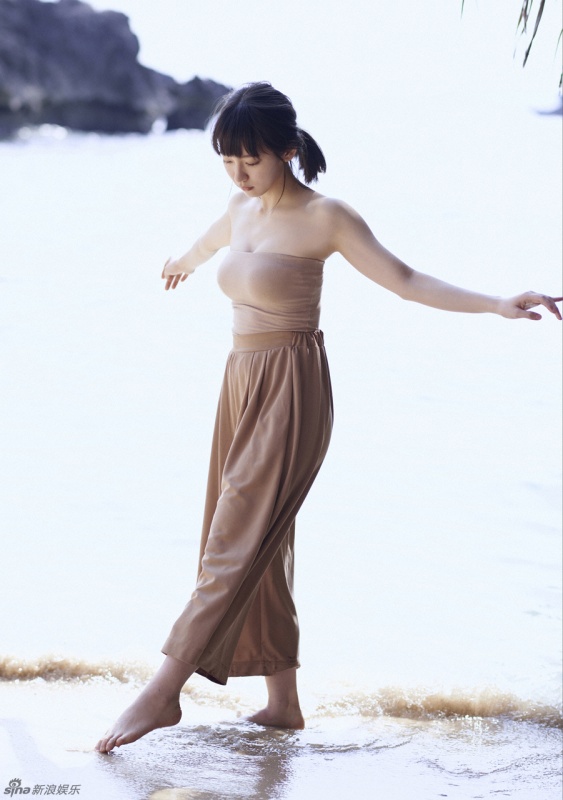 日本女星沙滩性感写真 薄纱遮身若隐若现