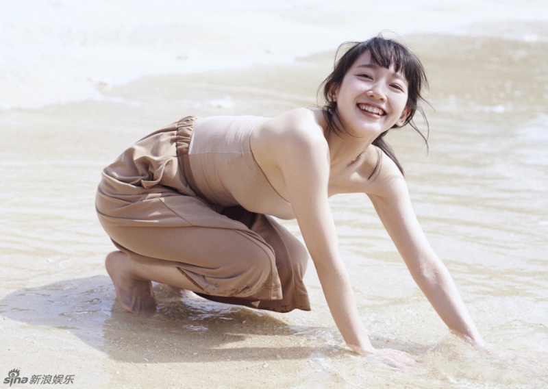 日本女星沙滩性感写真 薄纱遮身若隐若现