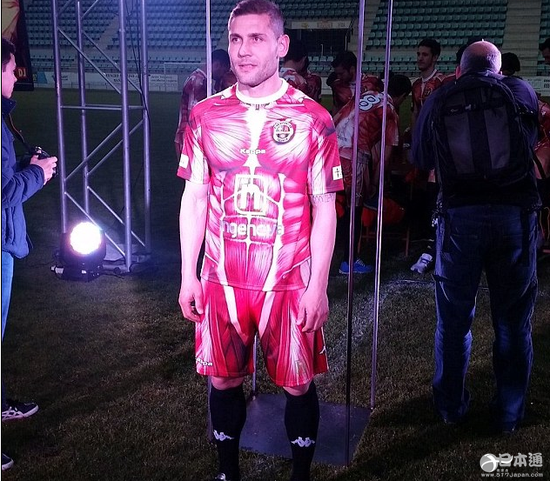 西班牙球队推出肌肉球衣 遭吐槽像“进击的巨人”