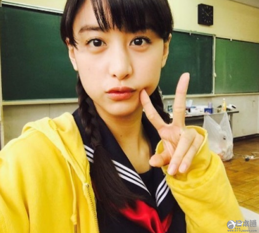 据日本媒体报道,演员山本美月于23日,在Instagram上晒了一张自己编着麻花辫、身穿深蓝色水手服戴红色领带、外搭黄色连帽衫的女高中生样子照片。引起网友狂赞超可爱!、天使!女神! 山本评论曾经。麻花辫海军服#GU,一起上传了一张黑板为背景、身穿海军服扎麻花辫、手比V型手势的照片。这应该是上映中的GU网站限定微电影《毕业》篇拍摄的时候拍的照片,在里面山本饰演被关在房间里的女高中生。 粉丝们无比激动地留言大赞,受不了啊萌死了!太可爱了!把这份可爱分我一点太配了!好想在学校!可爱