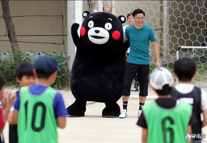 香川真司到访熊本地震灾区 与“酷MA萌”踢足球 香川真司到访熊本地震灾区 与“酷MA萌”踢足球