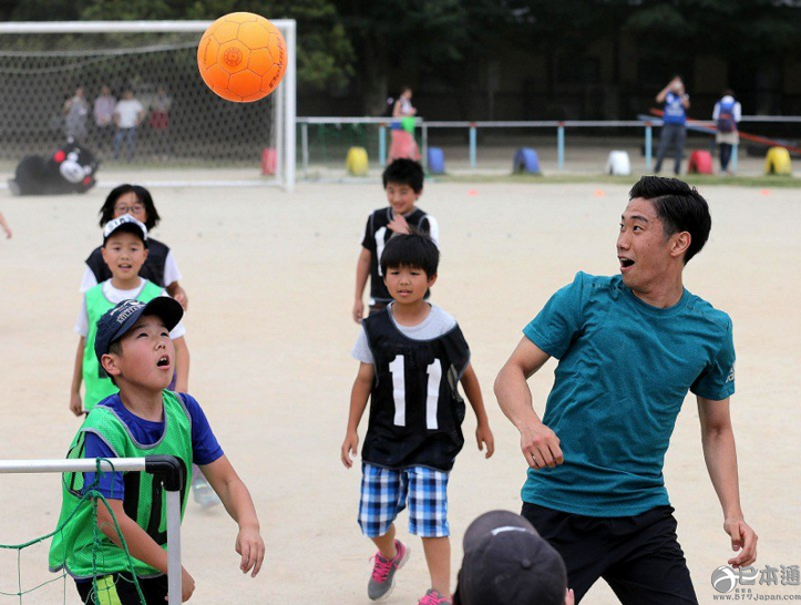 香川真司到访熊本地震灾区 与“酷MA萌”踢足球 香川真司到访熊本地震灾区 与“酷MA萌”踢足球