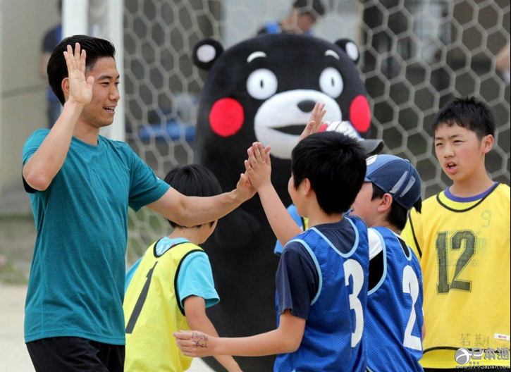香川真司到访熊本地震灾区 与“酷MA萌”踢足球 香川真司到访熊本地震灾区 与“酷MA萌”踢足球