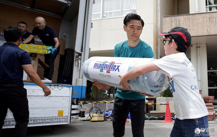 香川真司到访熊本地震灾区 与“酷MA萌”踢足球 香川真司到访熊本地震灾区 与“酷MA萌”踢足球