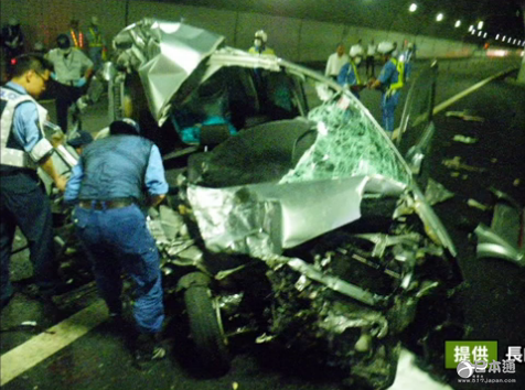 长崎公路隧道内发生车祸 造成1死4伤