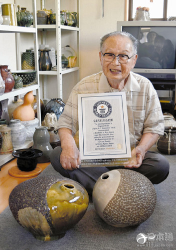 96岁老人完成大学学业 获吉尼斯世界记录认证