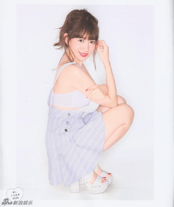 AKB48小嶋阳菜着超短蕾丝裙 跪椅欲秀翘臀