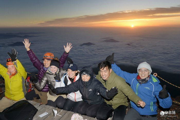 富士山再度开放 大批登山者迎山顶日出“御来光”