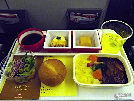 日航在夏威夷航线提供资生堂高级餐厅监制的飞机餐