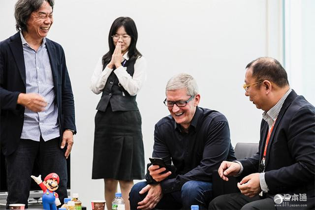 苹果CEO库克造访任天堂 单手试玩《超级马里奥Run》