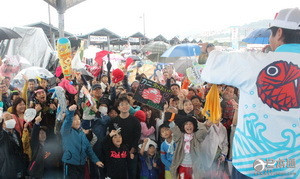 长崎市举办鱼祭典吸引2万8千人来场