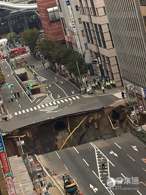博多站前道路发生20米塌方 当时正在进行地铁施工