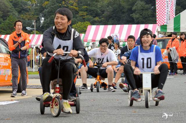 日本福冈市举办趣味三轮车3小时耐力赛