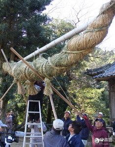 松浦当地居民合力制作笛吹神社8米长注连绳
