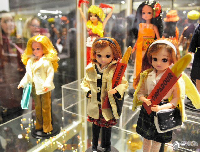 “莉卡娃娃”诞生50周年纪念展在巴黎举行