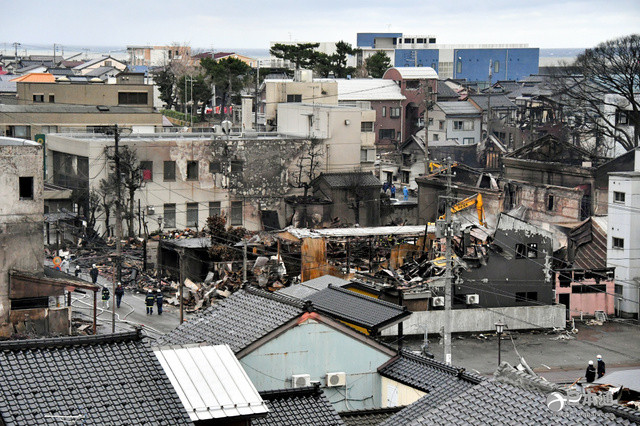 日本新潟县特大火灾：8人受伤150栋房屋被烧