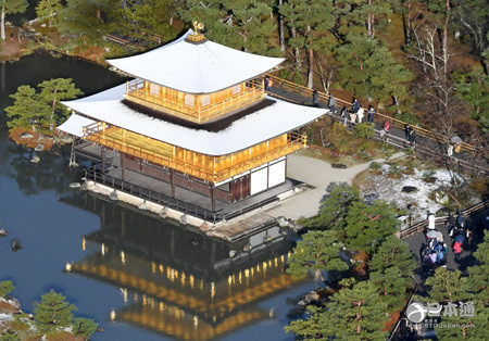 日本京都迎降雪 金阁寺银装素裹分外美丽