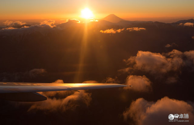 全日空元旦包机约4000米高空欣赏富士山日出