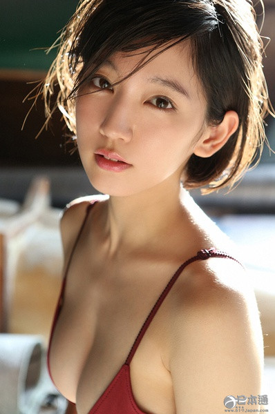 清纯性感兼具 日本女星吉冈里帆迎来24岁生日