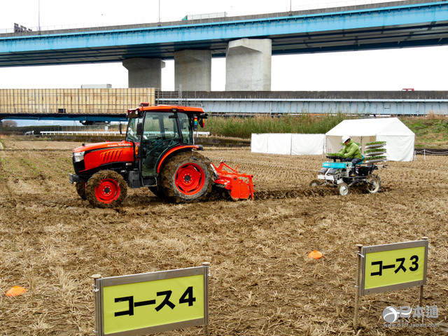 日本久保田公司公开展示自动驾驶农用拖拉机