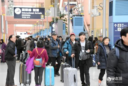 日本关西机场迎来春节长假访日游客到达高峰-