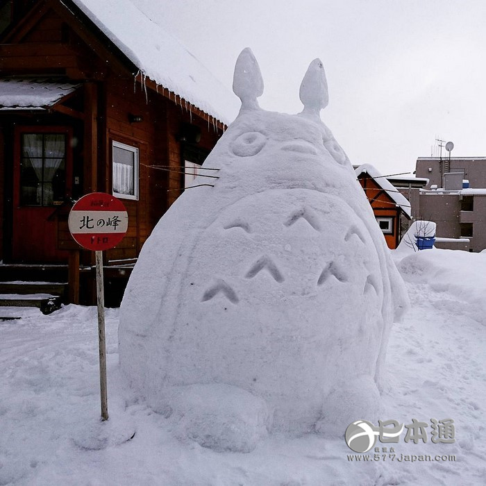 大雪袭击日本，堆个雪人平定下心情