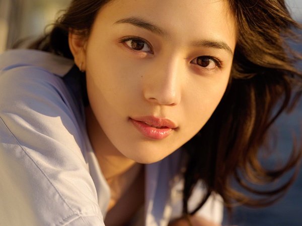日本女演员、模特川口春奈迎来22岁生日