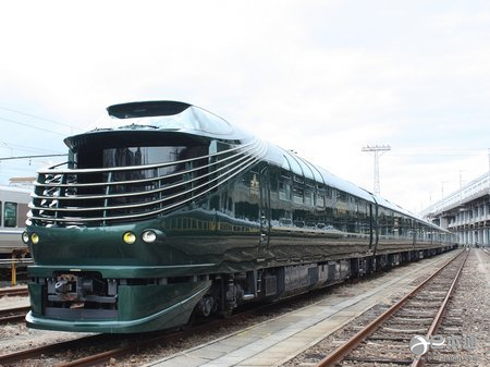 JR西日本公开展示豪华卧铺列车“瑞风”号