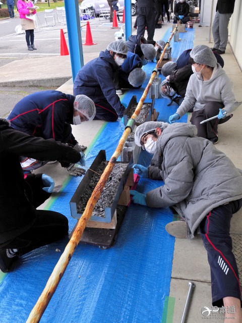 鸟取学生制作40.3米超长鱼糕 超吉尼斯世界纪录
