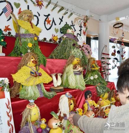 日本青森县八户市展示蔬果制作的女儿节人偶