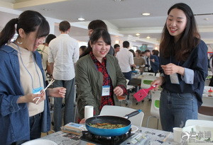 佐世保市举行日韩学生交流会 品尝海鲜饼增进交流