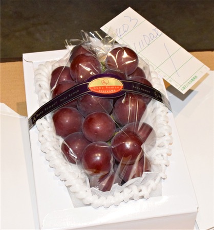 日本“浪漫红宝石”葡萄拍出111万日元天价
