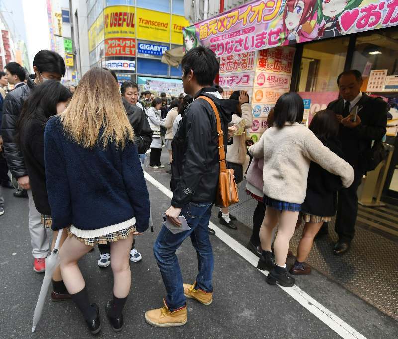 日本“JK经济”蓬勃！有多少女生参与其中？