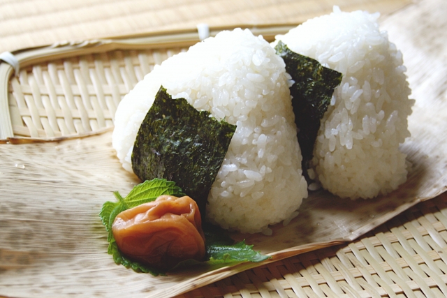 日本调查：你会吃别人亲手捏的饭团吗？