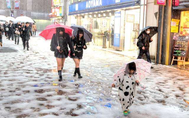 大雪天穿短裙露大腿，日本女生真的不冷吗？