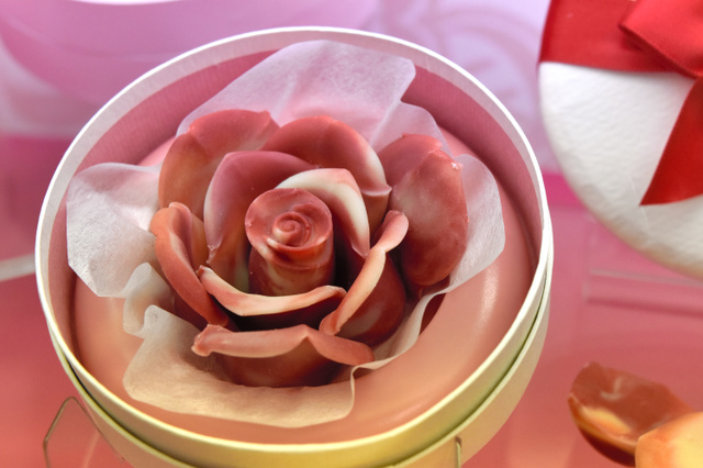 日本情人节商战已开启 长野市巧克力柜台热火