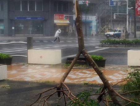 日本冲绳、先岛各岛遭遇台风8号 气象厅发布严重警告