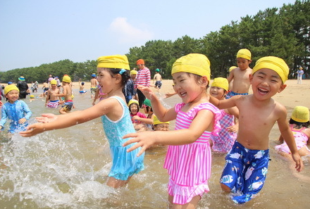 长崎县南岛原市海水浴场迎来游泳儿童的欢声笑语