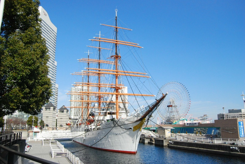 横滨志愿者们登上日本丸桅杆庆祝“海之日”