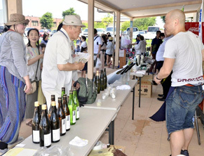 日本福岛县西乡村的西乡馆举办提供本县特产的“青空巴鲁”活动