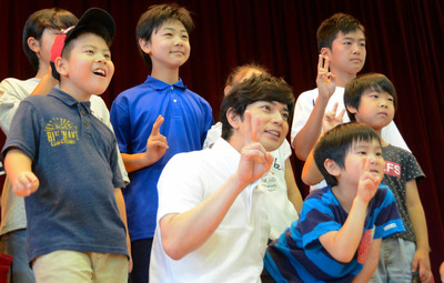 日本松本润等名人们以笑颜为歌为西日本暴雨灾区提供支援