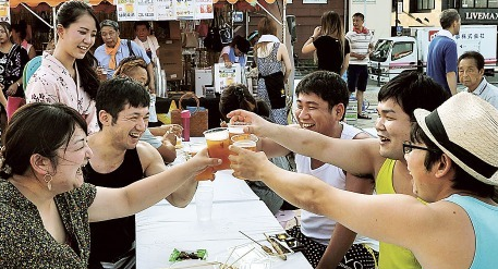 为期四天的日本热海“啤酒节”  游客们在海风中畅饮