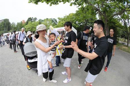 日本札幌市艺人相声组合和牛等人参加徒步活动“2018年SDGs Walk”