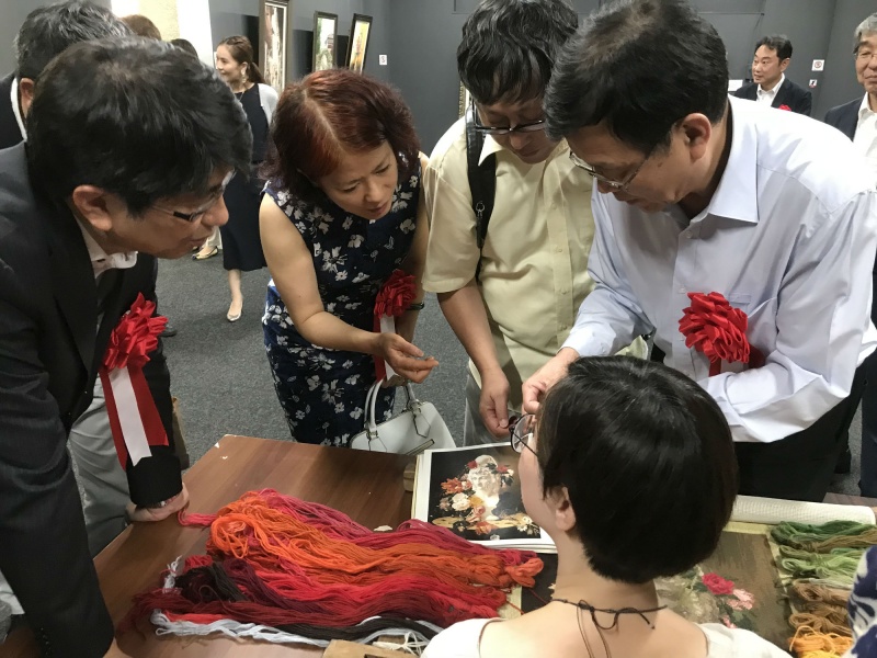 上海绒绣工艺展长崎巡回展正式开幕 精美中国传统技艺吸引日本民众驻足参观