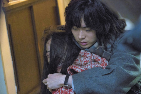日本女演员趣里主演电影《活着就是爱》的最新剧照来袭