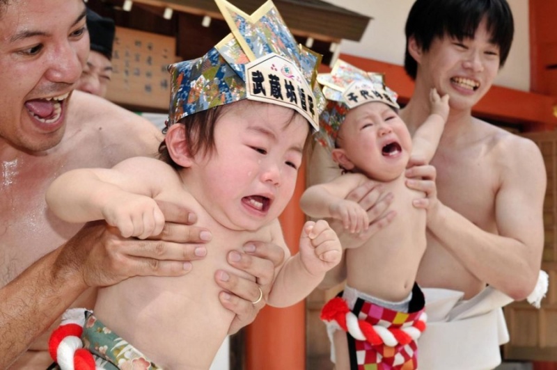 日本神户市举行“哭鼻子相扑” 祈祷孩子健康成长