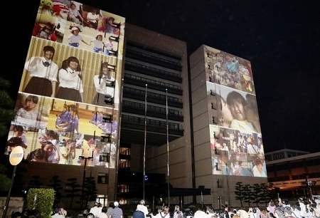 日本福井县在县庁办公楼墙面上投影播放宣传影片