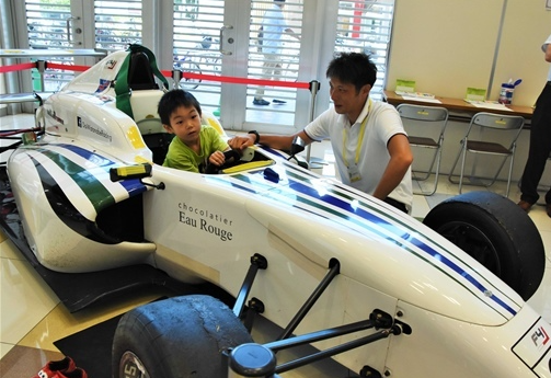F4赛车搭乘体验受儿童欢迎 三岛市出身的赛车选手渡边进行解说
